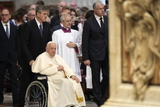 Le pape doit se déplacer en fauteuil roulant ou avec une canne en raison d'une douleur au genou. Il assure toutefois se sentir "beaucoup mieux" (archives).